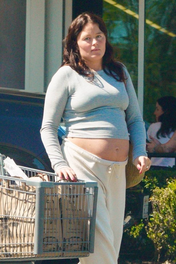 Olivia Millar - Shows off her growing baby bump while shopping in Calabasas