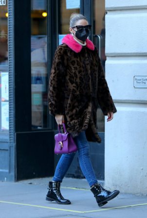 Olivia Palermo - Seen out for a walk in Dumbo - Brooklyn