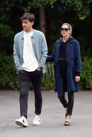 Olivia Palermo - With Johannes Huebl Take A Stroll By The River In Brooklyn