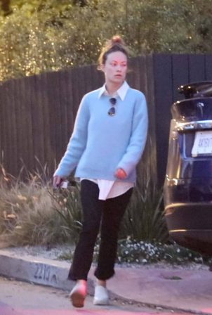 Olivia Wilde - Moving her belongings into Harry Styles home on Valentines day in LA