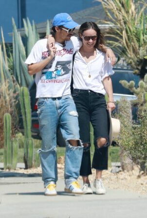 Olivia Wilde - Pack on the PDA while enjoying a walk after lunch in Los Feliz