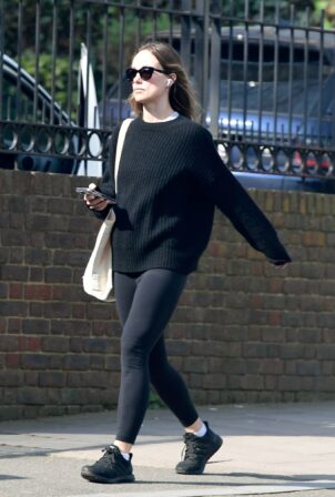 Olivia Wilde - Seen running errands in North London