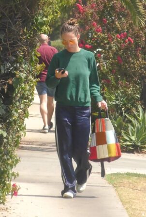 Olivia Wilde - spotted out and about in Los Feliz