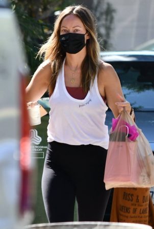 Olivia Wilde - Stops by the post office and pick up a gift in Los Angeles
