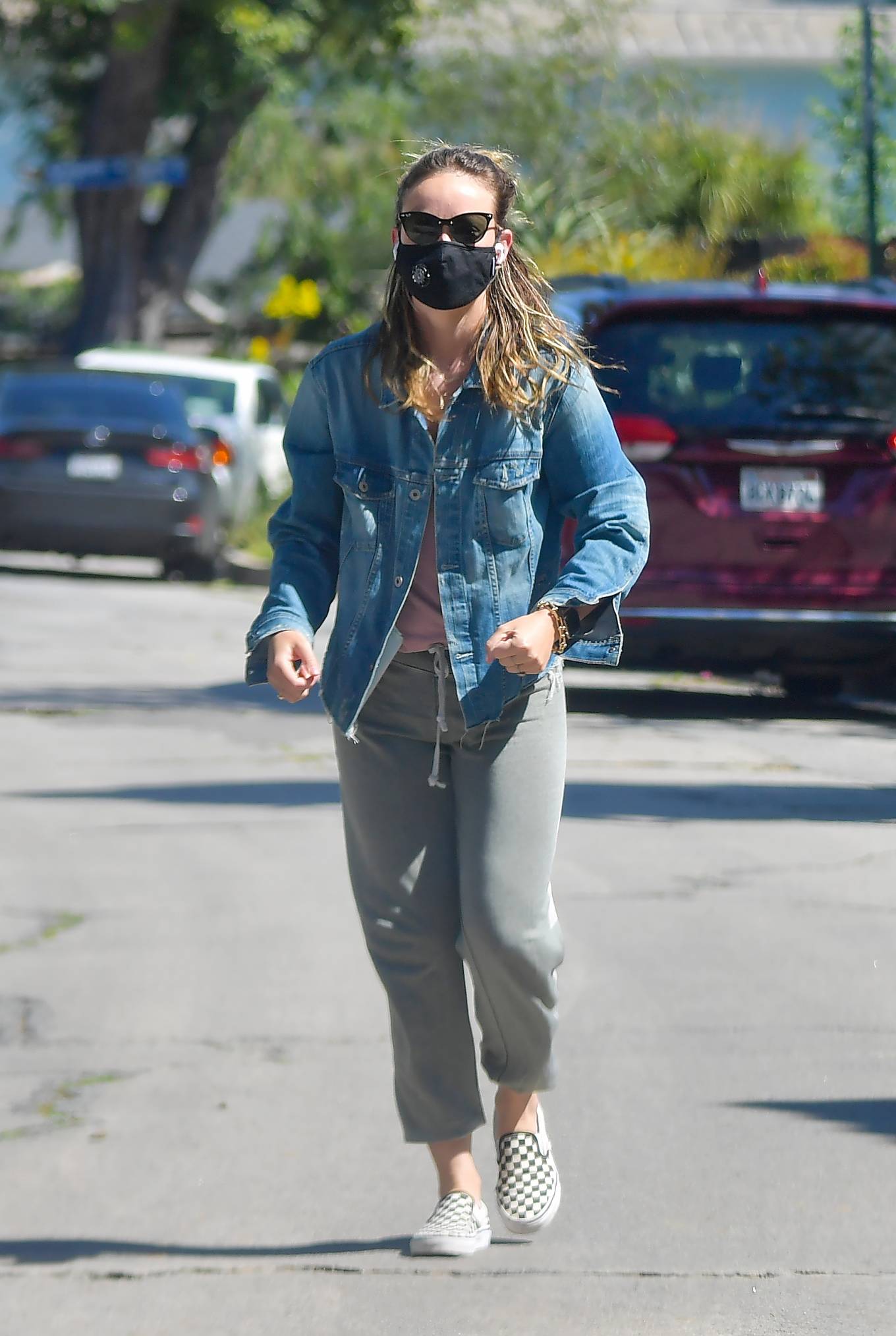 Olivia Wilde â€“ Takes a walk with a friend in Santa Monica