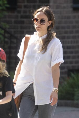 Olivia Wilde - takes children out for breakfast