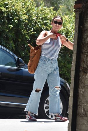 Olivia Wilde - Visiting Chris Pine for a future project in Los Feliz