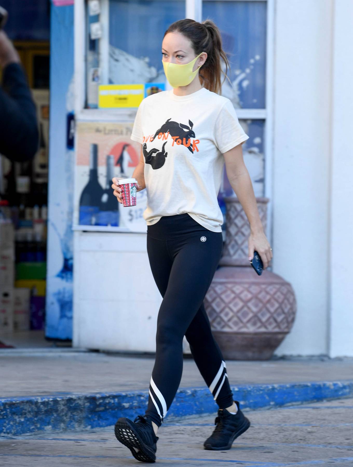 Olivia Wilde 2021 : Olivia Wilde – Wears a T-shirt From Boyfriend Harry Styles Tour in Los Angeles-01