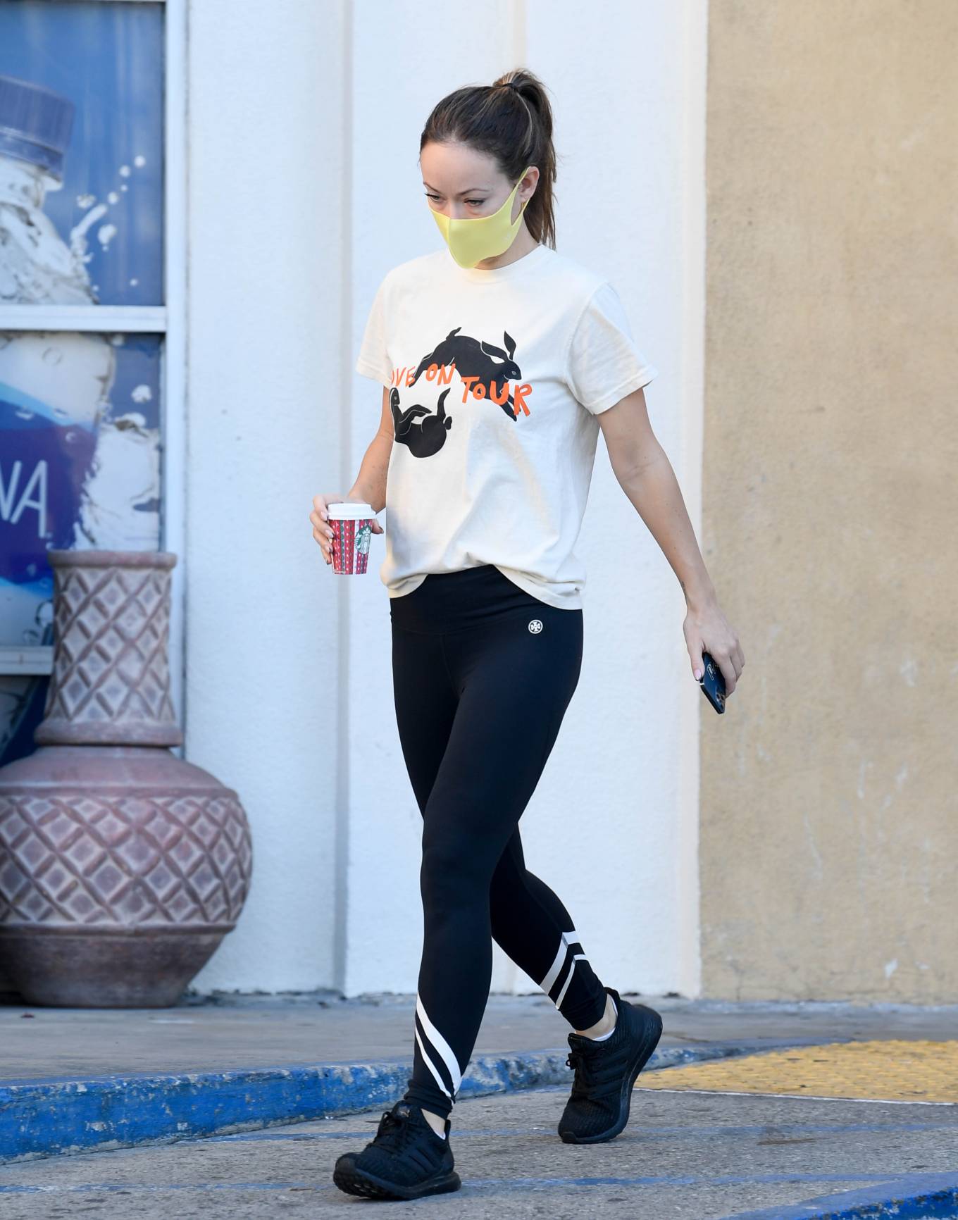 Olivia Wilde 2021 : Olivia Wilde – Wears a T-shirt From Boyfriend Harry Styles Tour in Los Angeles-02