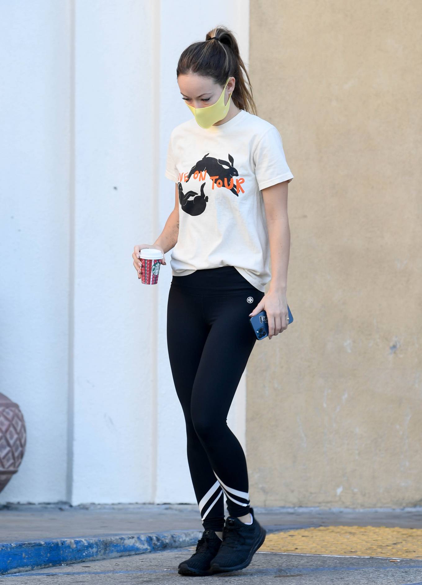 Olivia Wilde 2021 : Olivia Wilde – Wears a T-shirt From Boyfriend Harry Styles Tour in Los Angeles-11