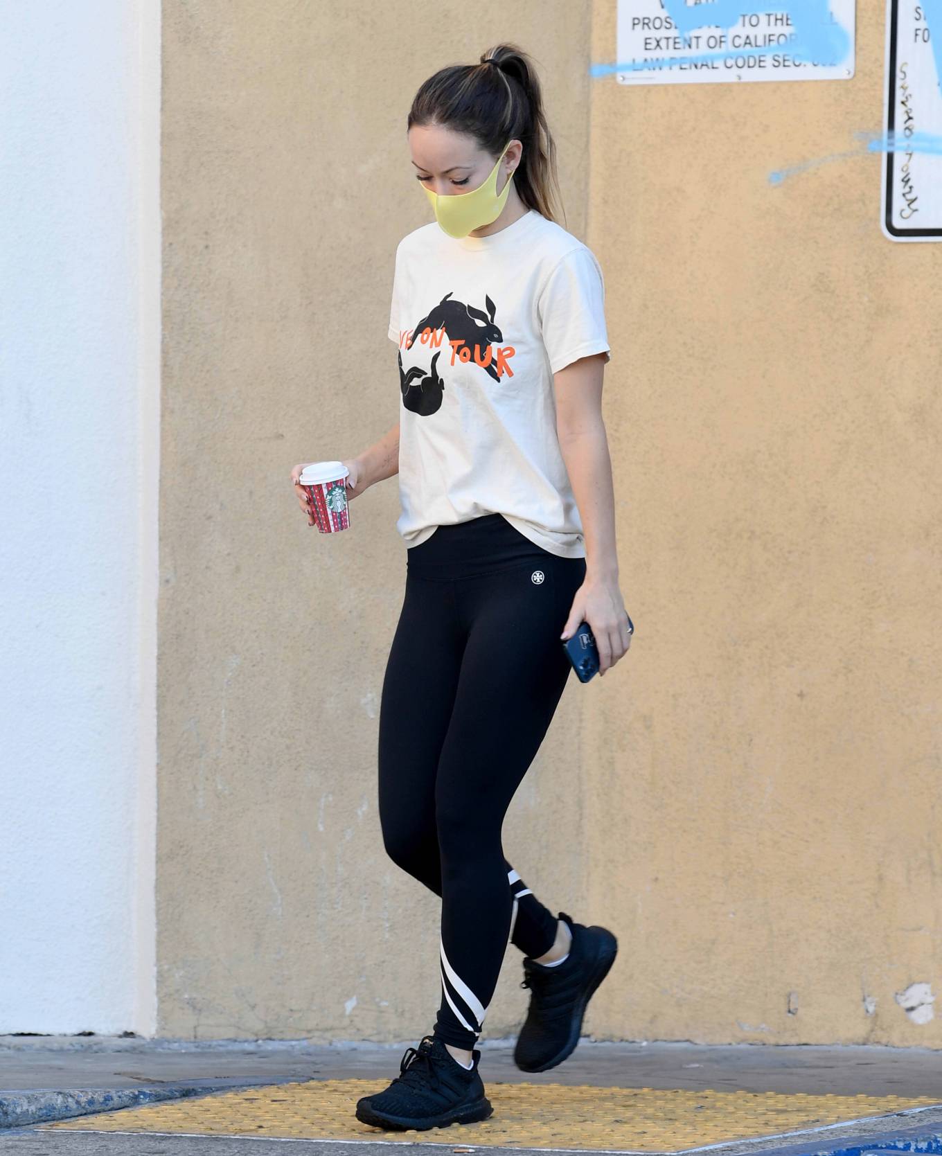Olivia Wilde 2021 : Olivia Wilde – Wears a T-shirt From Boyfriend Harry Styles Tour in Los Angeles-14