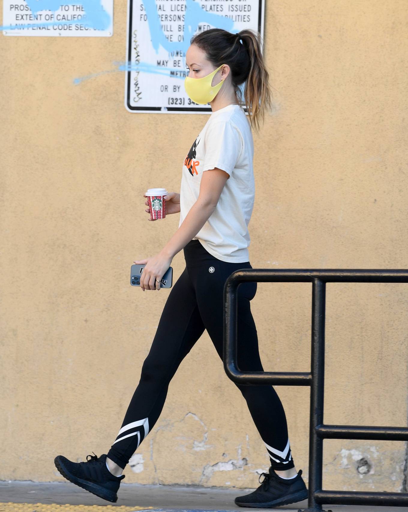 Olivia Wilde 2021 : Olivia Wilde – Wears a T-shirt From Boyfriend Harry Styles Tour in Los Angeles-15