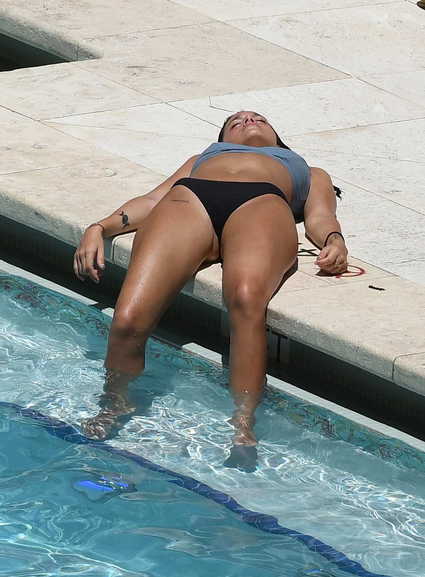 Oriana Sabatini in Bikini at the pool in Miami