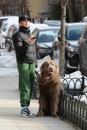 Paige Lorenze - Spotted walking her big dog in New York