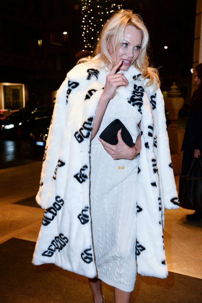 Pamela Anderson - Arrives at her hotel in Milan