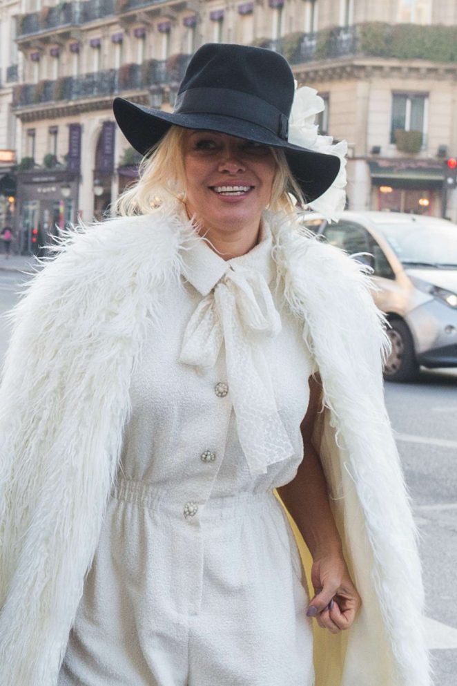 Pamela Anderson Oui Shopping in Paris