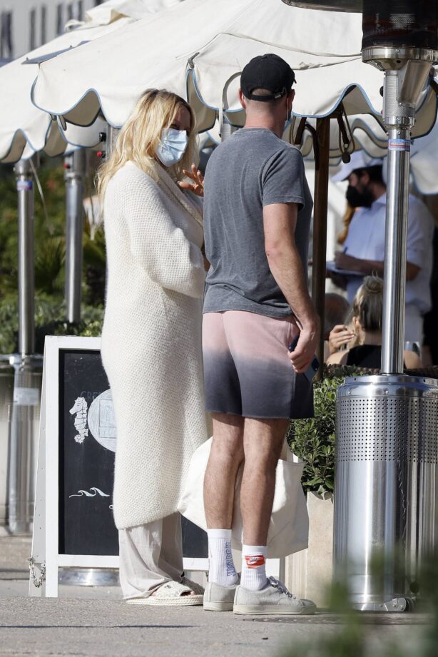 Pamela Anderson - Seen with a mystery man in Santa Monica