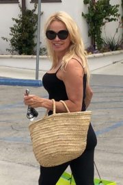 Pamela Anderson - Shopping in Los Angeles