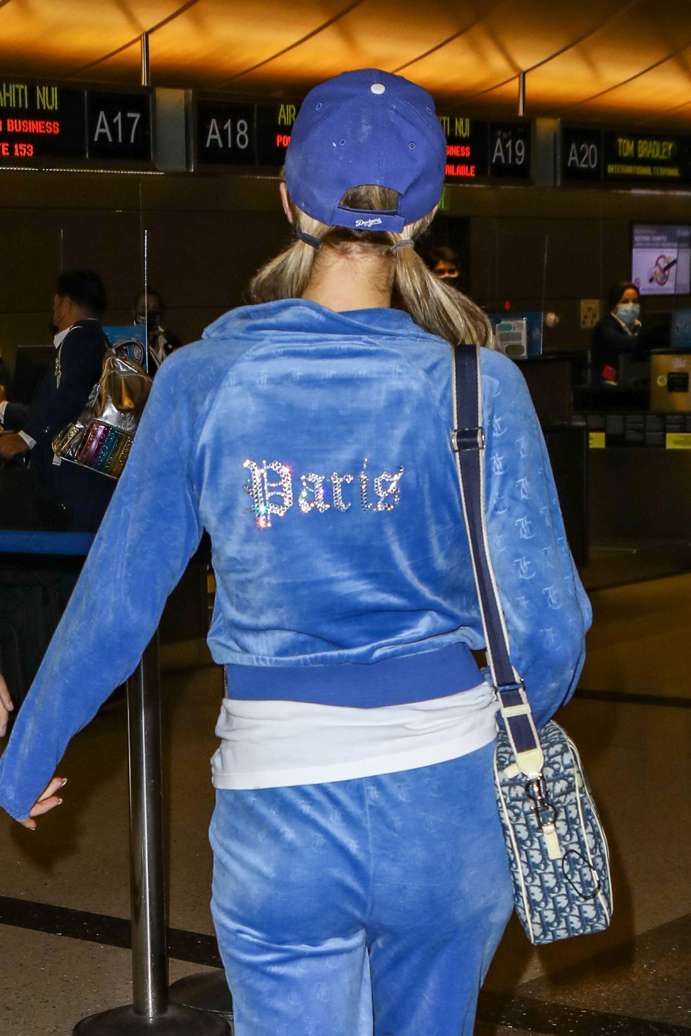 Paris Hilton 2020 : Paris Hilton – Arriving at LAX airport in Los Angeles-28