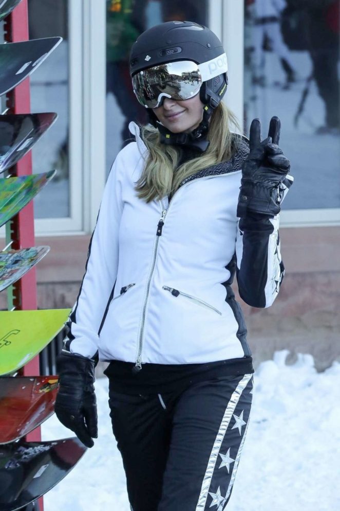 Paris Hilton - Skiing in Aspen