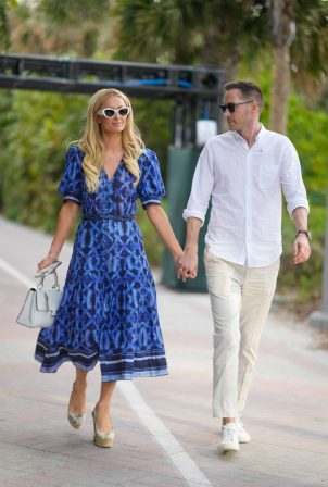 Paris Hilton - Spotted on a stroll on the Miami Beach boardwalk