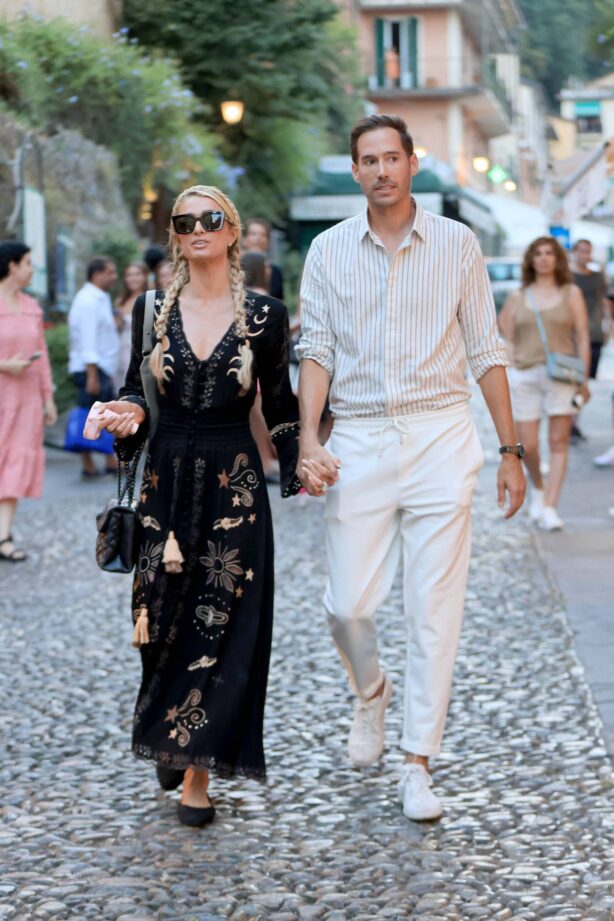 Paris Hilton - With Carter Reum on a stroll on holiday in Portofino