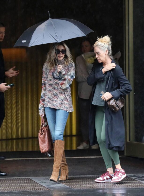 Paris Jackson - Braves the heavy rain during Fashion week in Milan