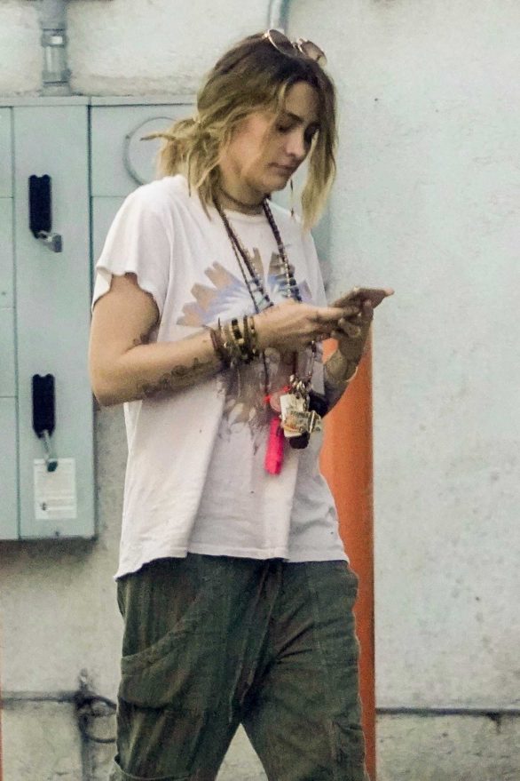 Paris Jackson - Checking her phone in Los Angeles