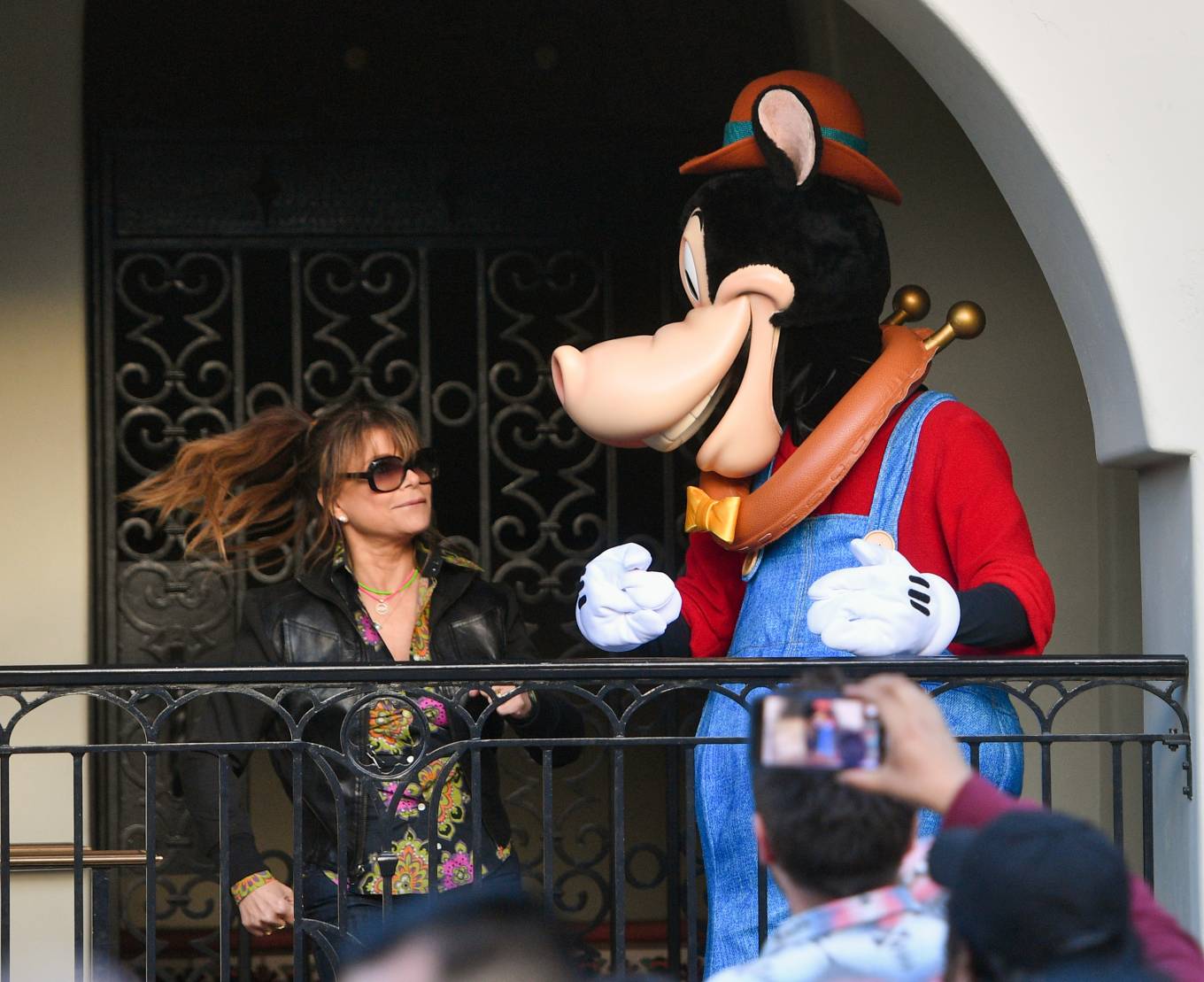 Paula Abdul 2022 : Paula Abdul – Seen at Disneyland with a mystery man-01