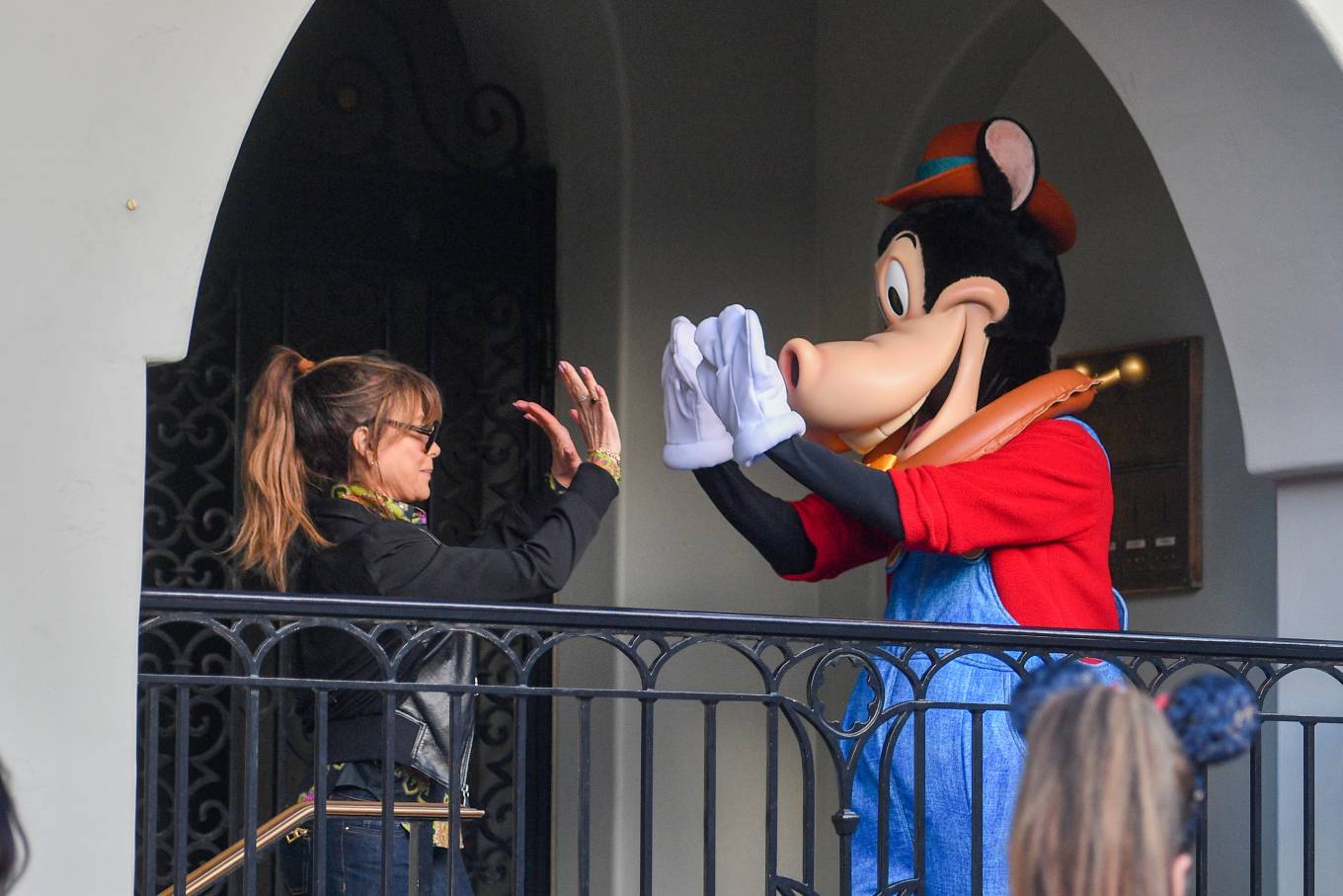 Paula Abdul 2022 : Paula Abdul – Seen at Disneyland with a mystery man-02