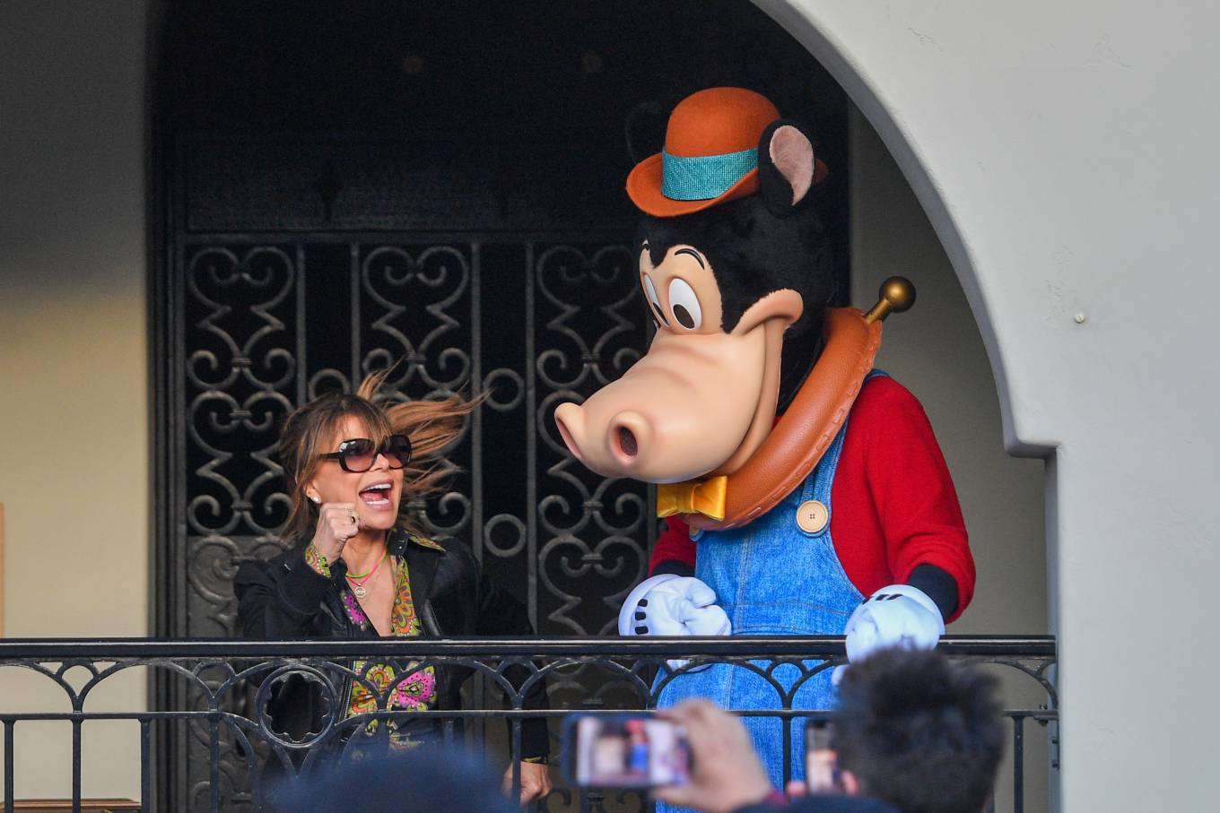 Paula Abdul 2022 : Paula Abdul – Seen at Disneyland with a mystery man-03