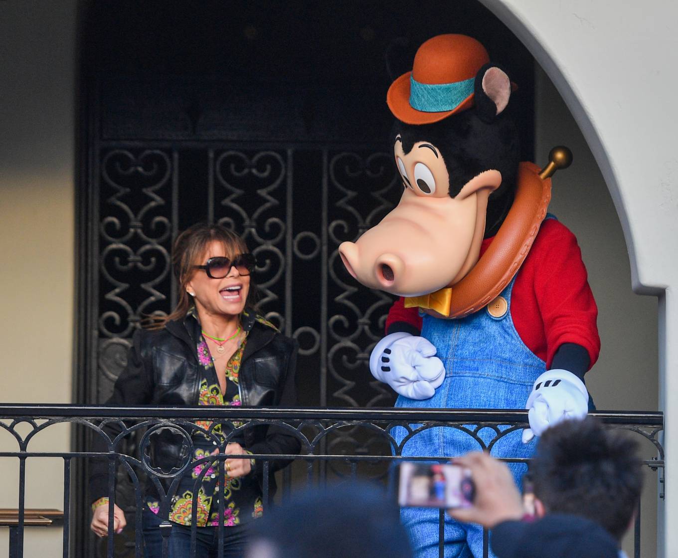 Paula Abdul 2022 : Paula Abdul – Seen at Disneyland with a mystery man-05