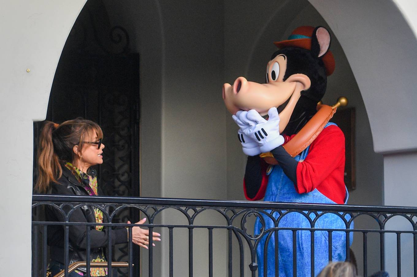 Paula Abdul 2022 : Paula Abdul – Seen at Disneyland with a mystery man-07