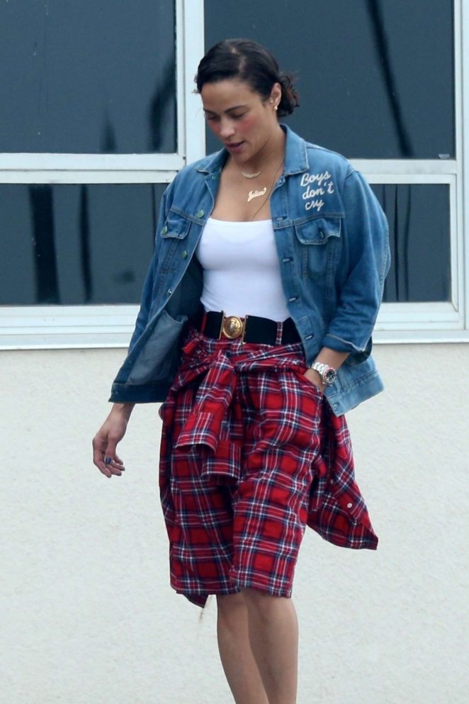 Paula Patton - Heading to her son's basketball game in Los Angeles