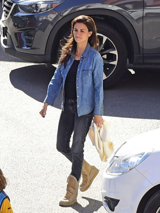 Penelope Cruz in Jeans Leave the hospital in Madrid
