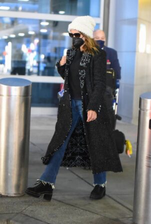 Penelope Cruz - Keeps a low profile as she arrives at JFK Airport in New York