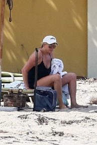Penny Lancaster - Seen at the beach outside of quarantine lockdown in West Palm Beach