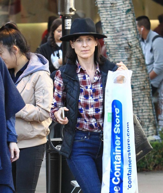 Perrey Reeves - Christmas shopping at the Grove in Los Angeles