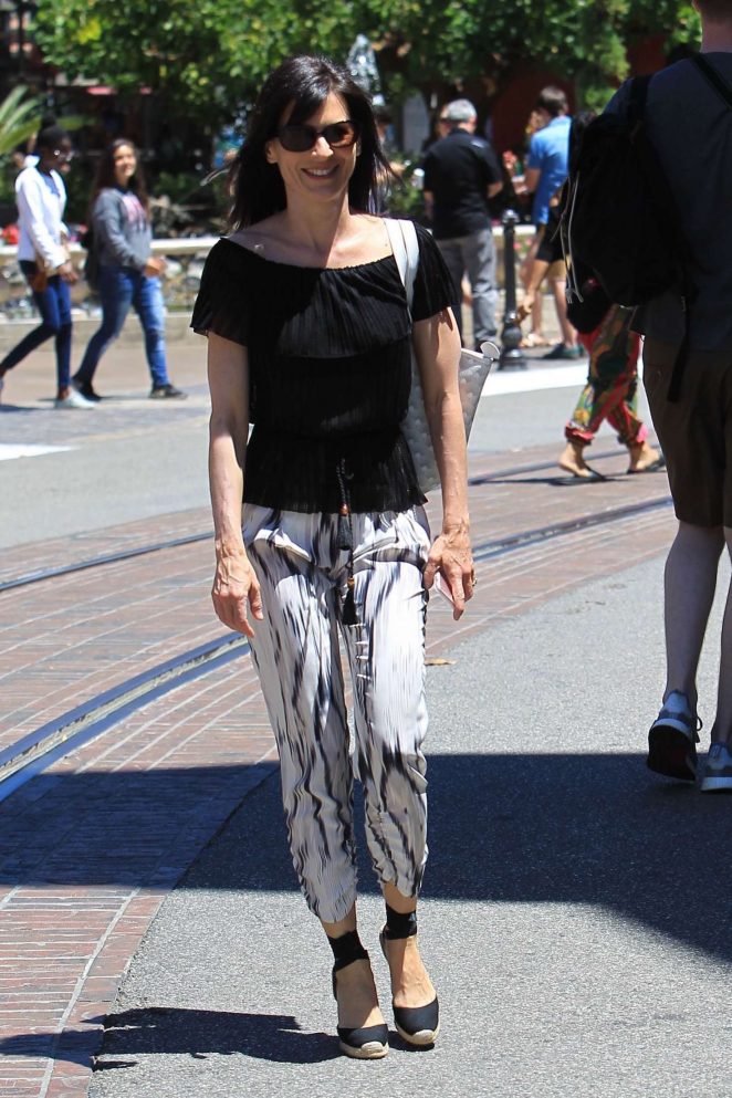 Perrey Reeves - Shopping at the Grove in Hollywood