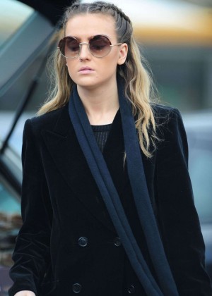 Perrie Edwards - Shopping in London