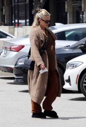 Peta Murgatroyd - Shows off her baby bump out in Studio City