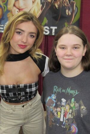 Peyton Roi List - meeting fans at Monster Mania Con