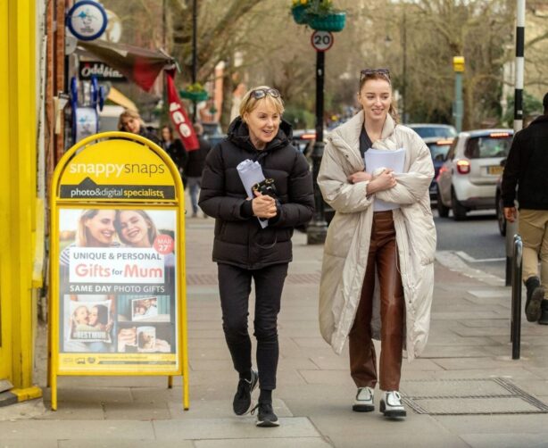 Phoebe Dynevor - Seen with her mother Sally Dynevor while out in Hamstead