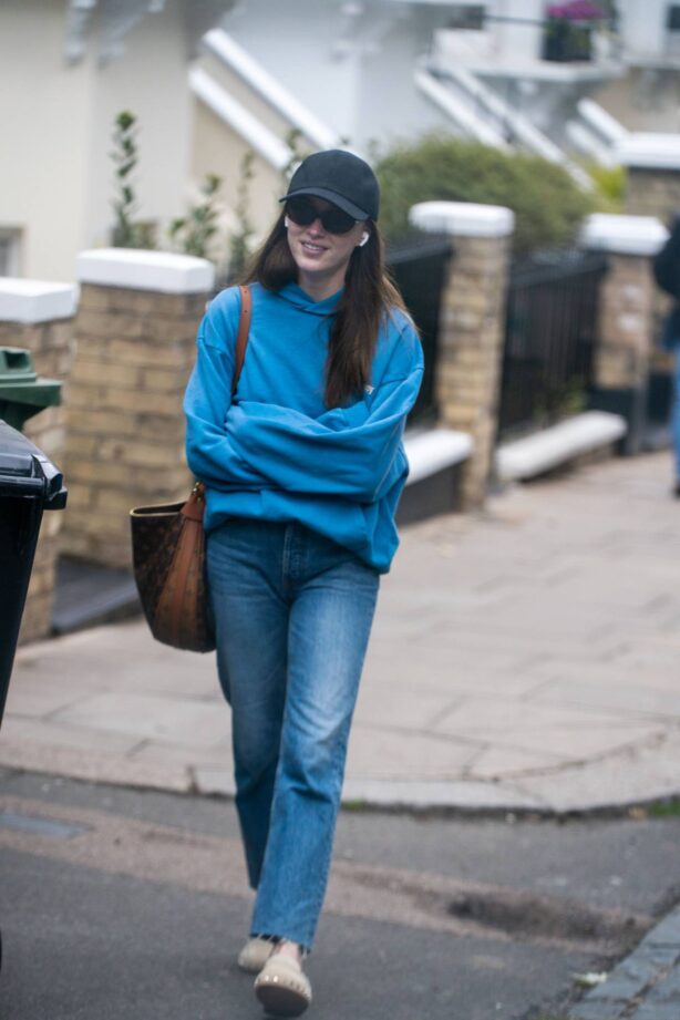 Phoebe Dynevor - steps out for a spot of shopping in North London