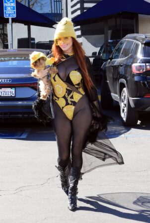 Phoebe Price - Seen posing with her dog at Sephora in Los Angeles