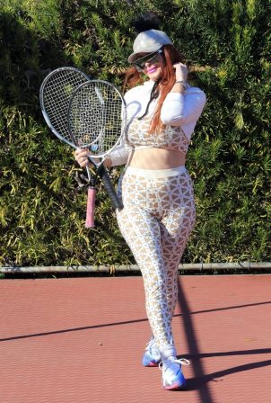 Phoebe Price - Stretching candids at the courts in Los Angeles