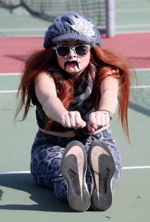 Phoebe Price - Stretchingat the tennis courts in Los Angeles