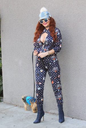 Phoebe Price - Strike a pose in Hollywood