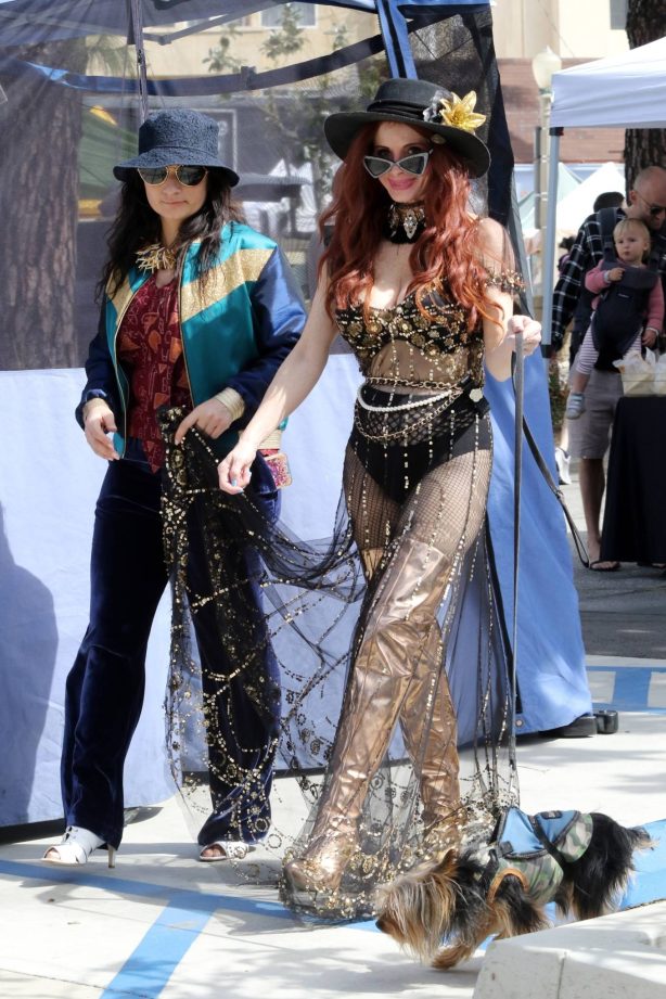 Phoebe Price - With Annabelle Kajbaf posing at the Farmer's Market