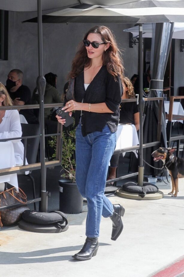 Phoebe Tonkin - out for lunch in West Hollywood